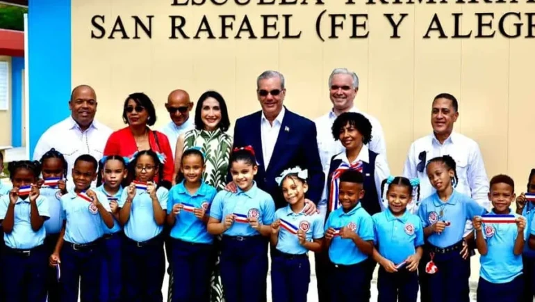 abinader-inaugura-nueva-escuela-en-los-guandules-para-810-ninos-9dc097d9-focus-0-0-896-504