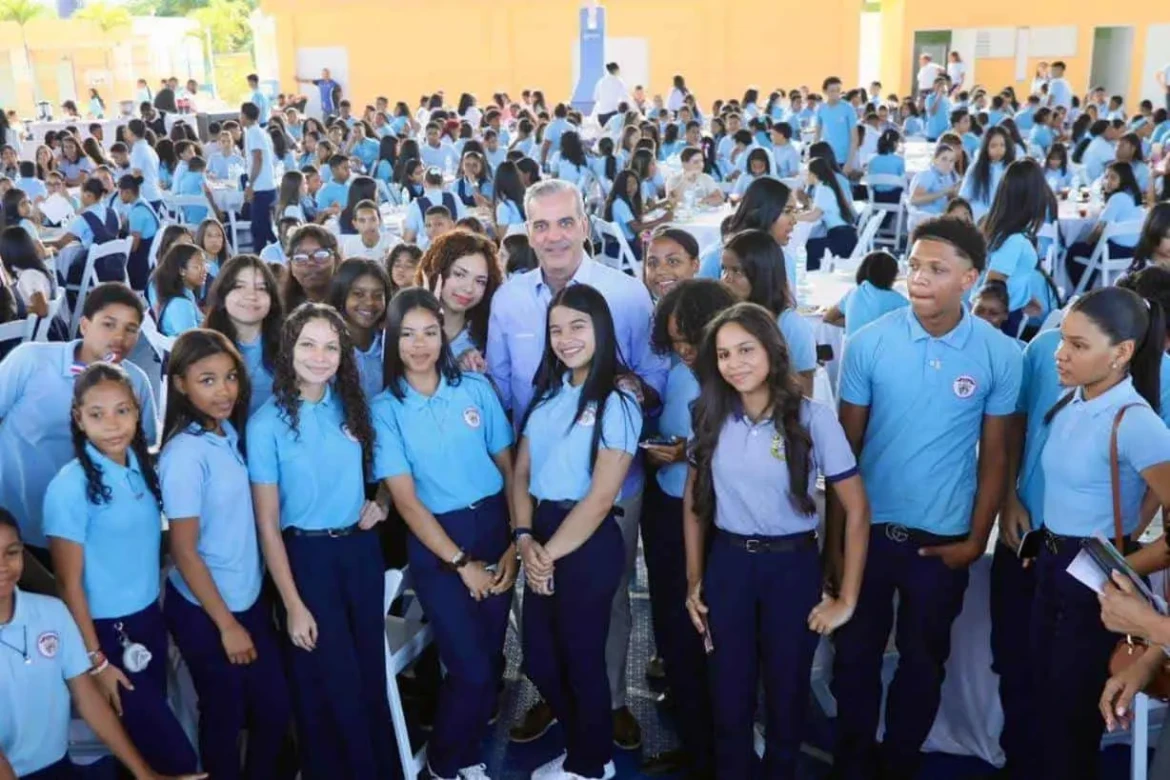 crop-w1024-h683-abinader-invita-a-jovenes-a-aprovechar-acceso-a-internet-236acbbc