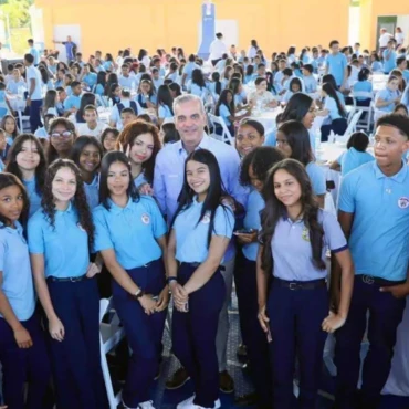 crop-w1024-h683-abinader-invita-a-jovenes-a-aprovechar-acceso-a-internet-236acbbc