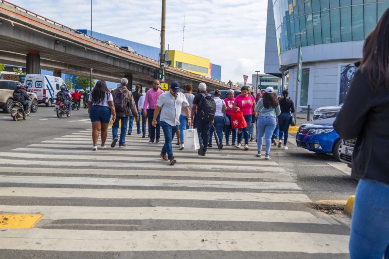 orden-y-seguridad-vial-mejoran-en-cruces-peatonales-del-distrito-fa26f009