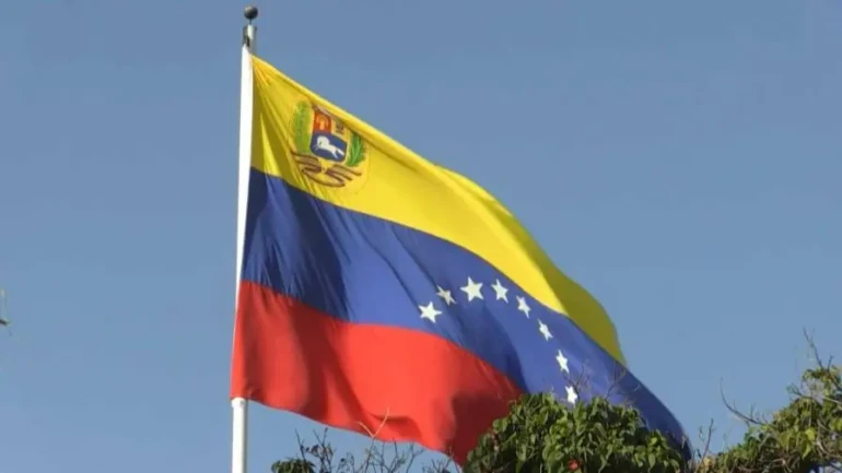 una-bandera-ondeando-9d198346-focus-0-0-896-504