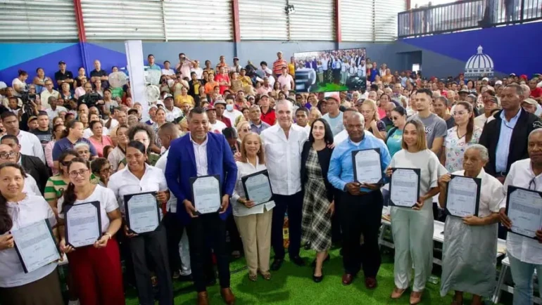 abinader-inicia-proceso-de-titulacion-definitiva-para-parceleros-b6ef0d95-focus-0-0-896-504