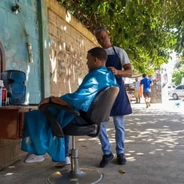 santo-domingo-barberos-al-aire-libre-ofrecen-cortes-economicos-4d839cd0-focus-0-0-896-504